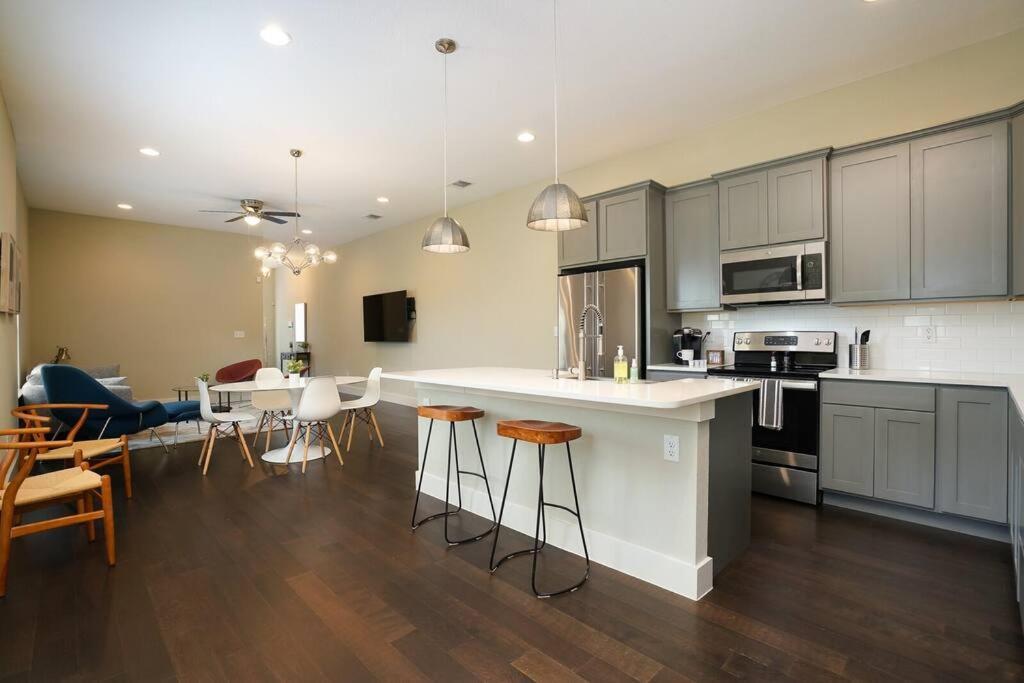 Spacious, Sleeps 6, St Phillips, King Bed Σαν Αντόνιο Εξωτερικό φωτογραφία